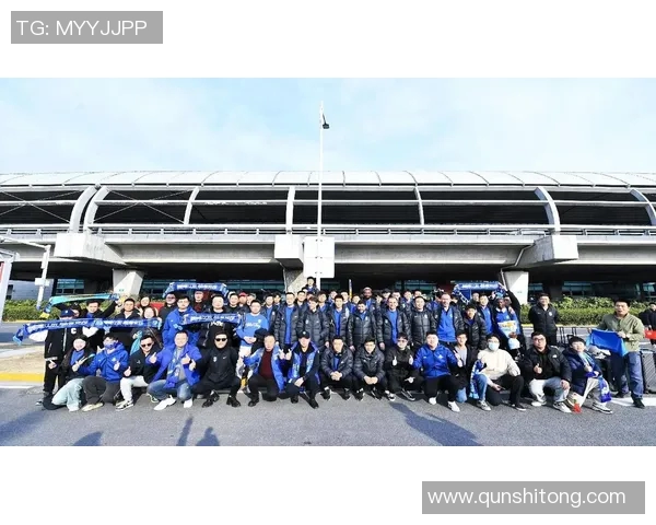 球员赛后感谢粉丝热情接机，机场变“球迷海”